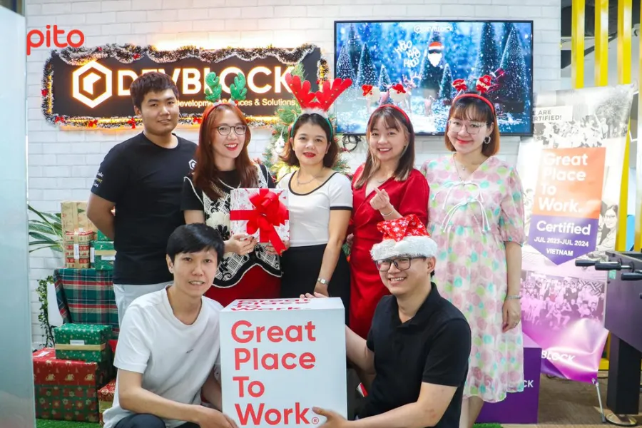 Nhân viên đón Giáng sinh tại Devblock