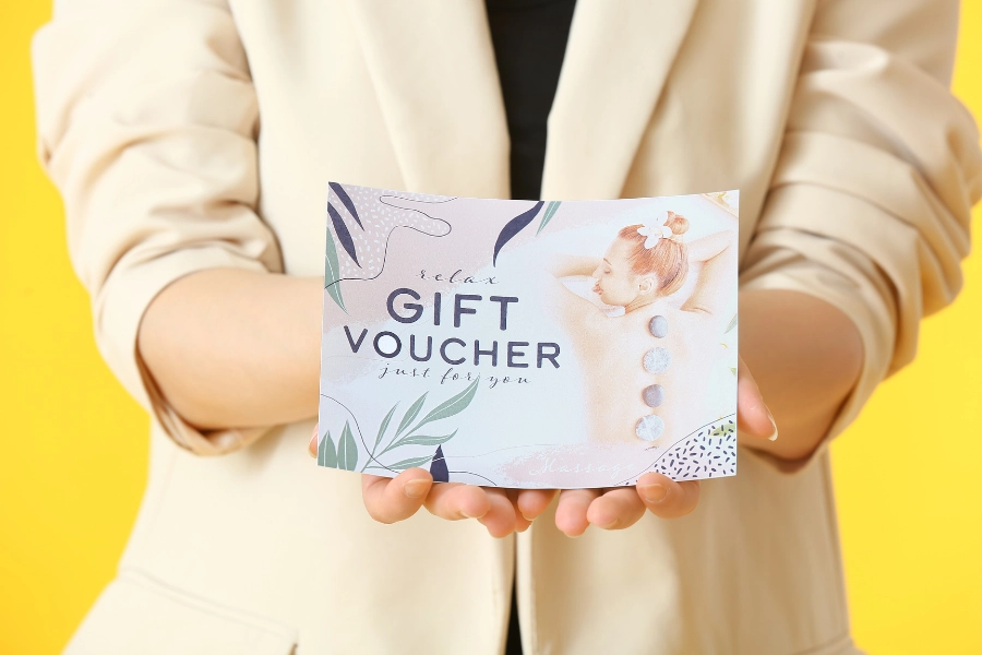tang-the-qua-tang-cho-nhan-vien Tặng voucher cho nhân viên