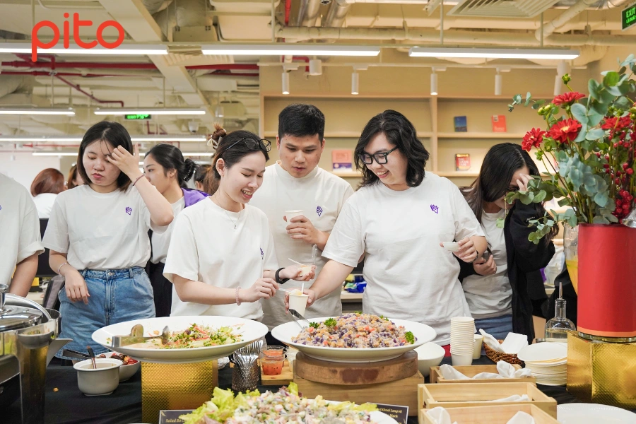 Bữa tiệc vui vẻ ngay tại văn phòng