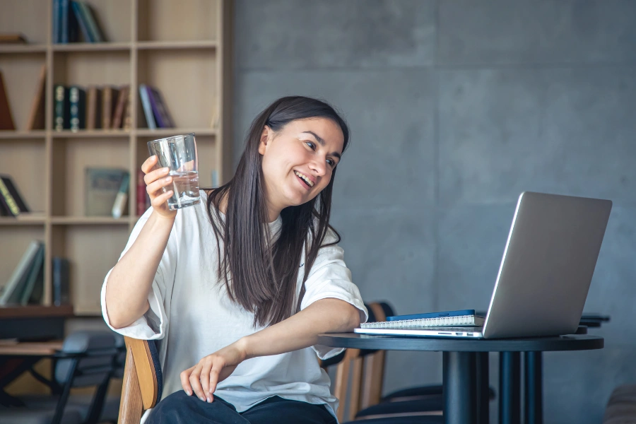Uống đủ 2l nước mỗi ngày khi trời nắng