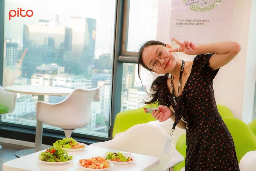 Happy-Hour-Pizza-Deloitte Nhân viên Deloitte Vietnam vui vẻ thưởng thức món ngon tại văn phòng