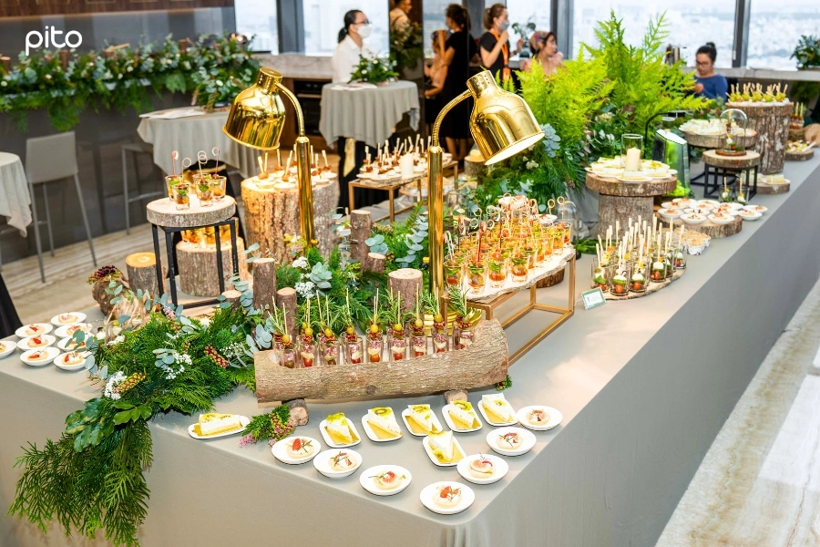 Tiệc đứng với Canapes tạo môi trường lý tưởng cho giao tiếp và kết nối tự nhiên
