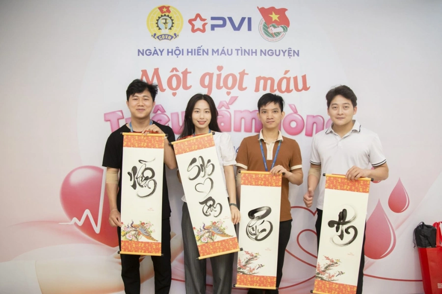 hoat-dong-hien-mau-tai-cong-ty Các cộng sự vui vẻ tham gia hiến máu