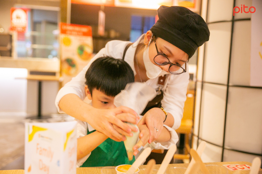 Hướng dẫn trẻ làm bánh