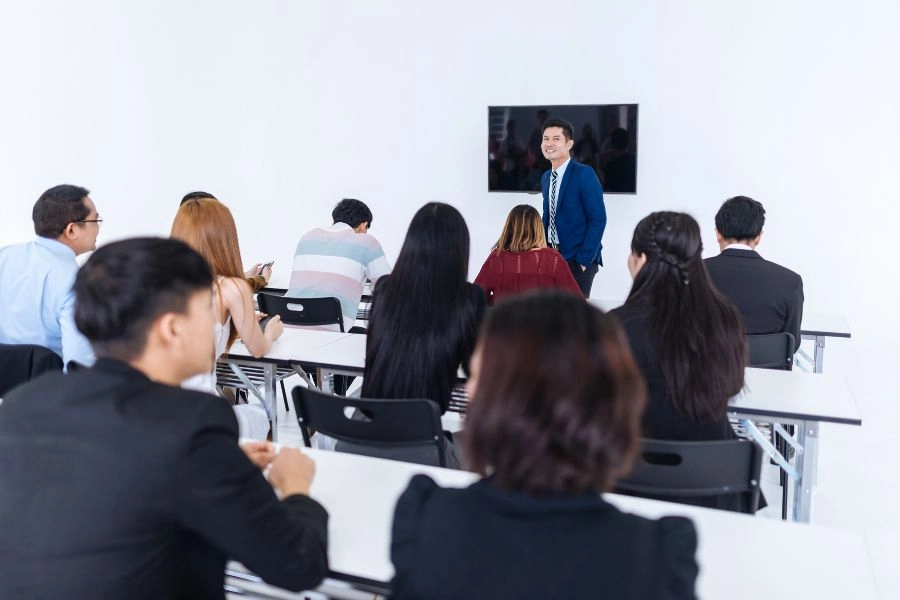 moi-dien-gia-trong-cac-cuoc-hop Mời diễn giả tham dự cuộc họp
