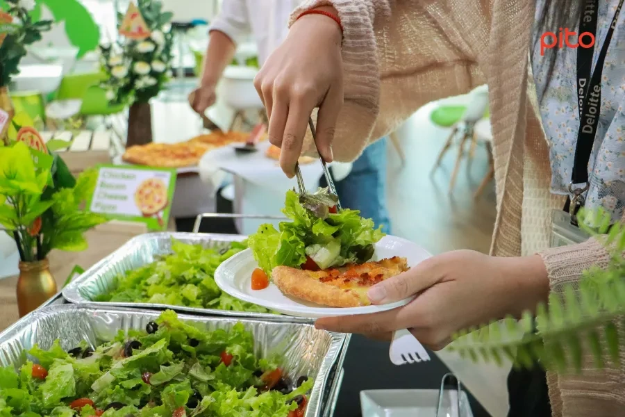 Salad trong tiệc pizza