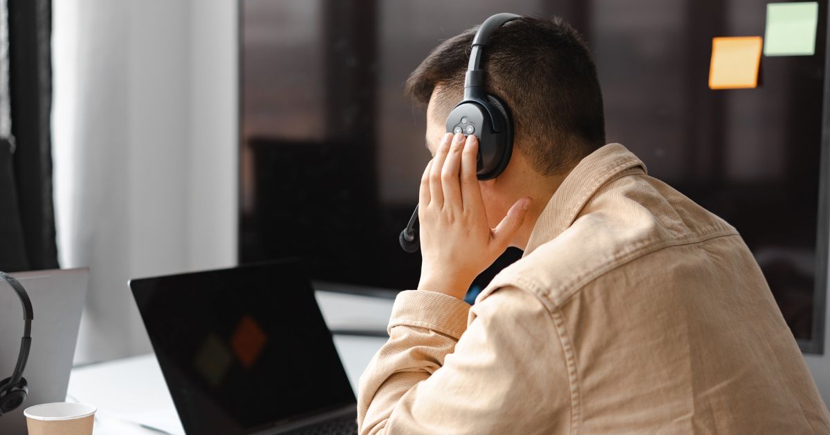 Dân văn phòng: Sử dụng tai nghe đúng cách để không suy giảm thính lực Thumbnail