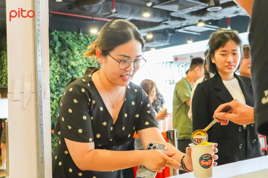 Nhân viên Shopee uống trà sữa ngay tại văn phòng