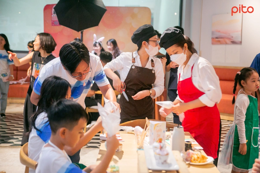 Gia đình cùng nhau tham gia workshop làm bánh tại công ty