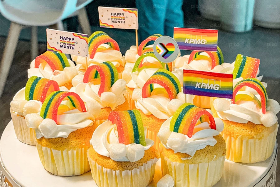 banh-trong-tiec-chu-de-LGBT-cua-KPMG KMPG mừng tháng tự hào với cupcake ngọt ngào