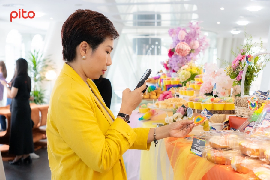 Khách mời thích thú check in bàn tiệc