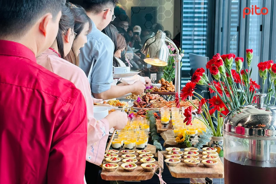 Cần xếp hàng và di chuyển theo thứ tự khi dùng buffet