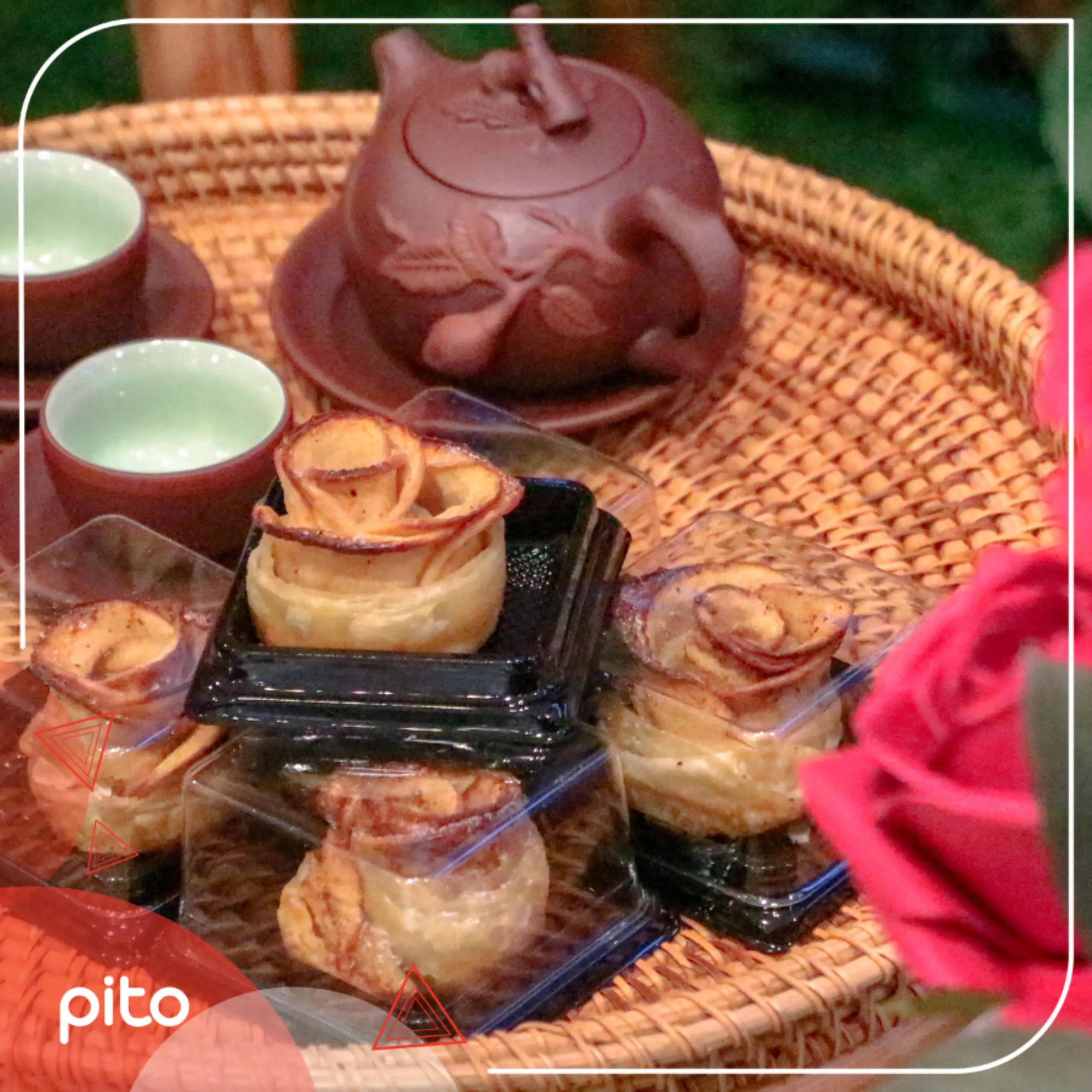 Bánh hoa hồng mừng ngày Vu Lan kèm trà ngon