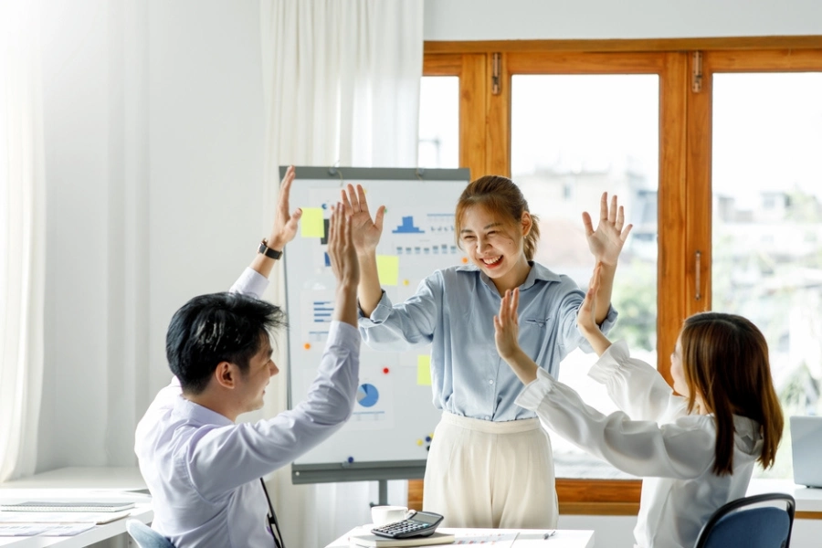 cam-giac-gan-ket Cảm giác thuộc về và gắn kết khi đi làm