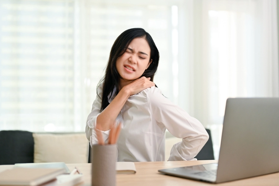 dau-lung-vai-khi-ngoi-sai-tu-the Nâng suất công việc giảm khi ngồi sai tư thế