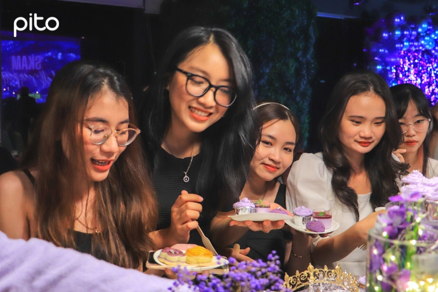 Nhân viên nữ thích thú trong bữa tiệc tối mừng 20/10