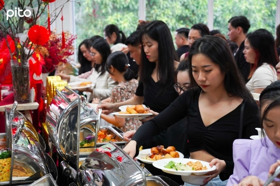 nhan-su-dung-tiec-cuoi-nam Nhân sự dùng tiệc đầy vui vẻ