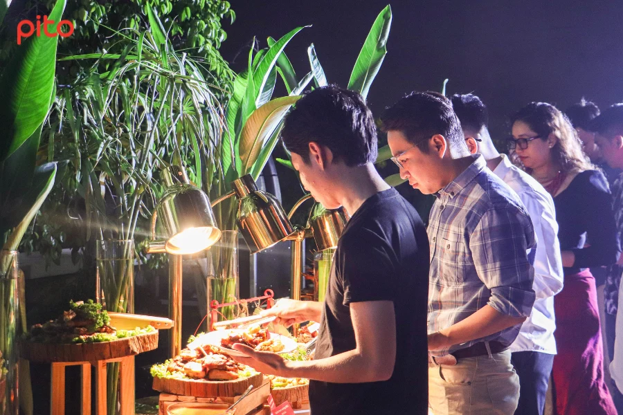 1-cong-su-The Access-hao-hung-thuong-thuc-tiec-buffet Cộng sự The Access hào hứng thưởng thức tiệc