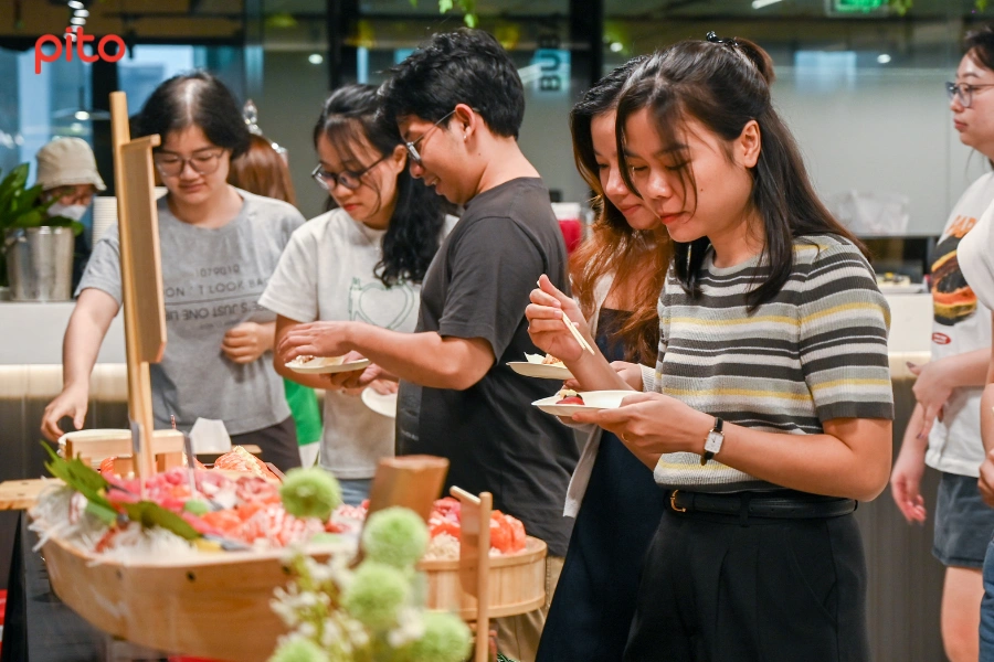 nhin-lai-cac-tiec-cua-sky-mavis (3) Cộng sự Sky Mavis thưởng thức tiệc Buffet sushi