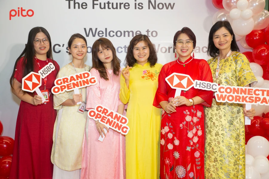 nhan-vien-mac-ao-dai-mau-sac-ngay-dau-nam Mặc áo dài màu sắc ngày đầu năm