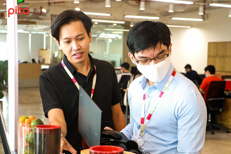 Nhân viên vừa làm vừa thưởng thức nước ép thơm ngon