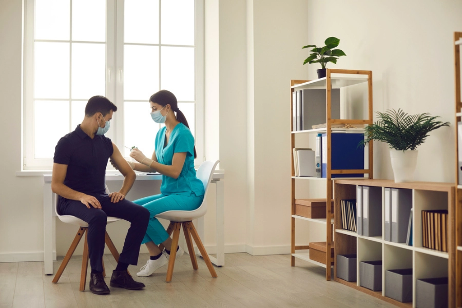 Tiêm vắc xin cho nhân viên