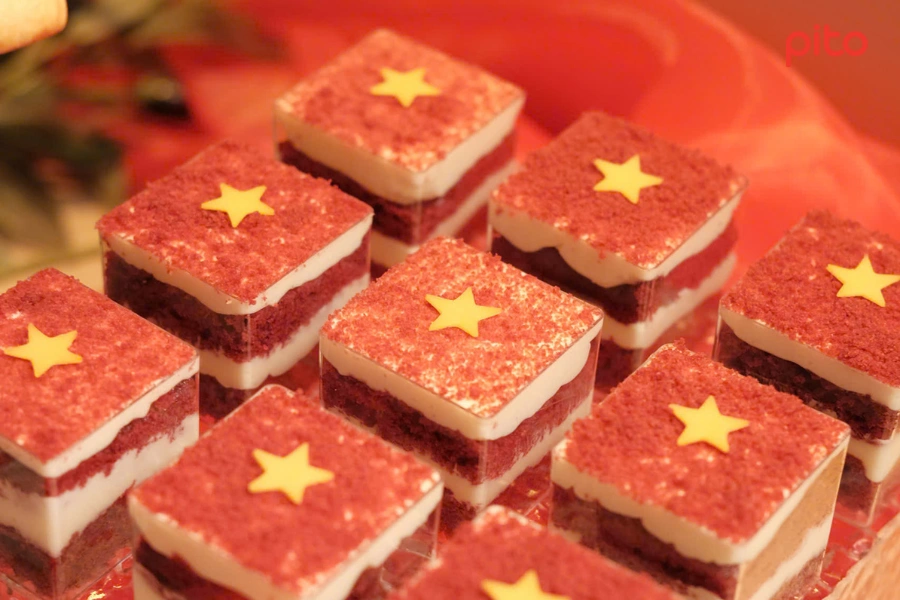 Bánh cờ đỏ sao vàng trong tiệc tea break