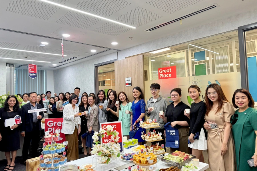 tap-the-rsm-nang-ly-chuc-mung-thanh-tuu Tập thể RSM nâng ly chúc mừng thành tựu