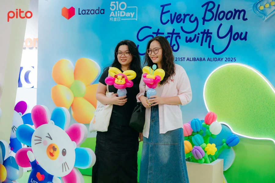 Nhân viên Lazada chụp ảnh cùng nhau