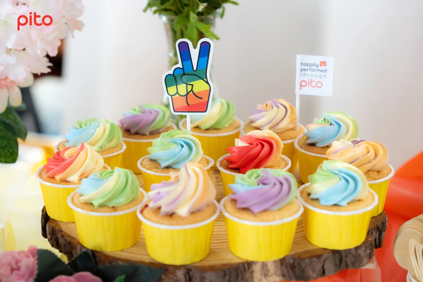 Bánh cupcake cầu vồng