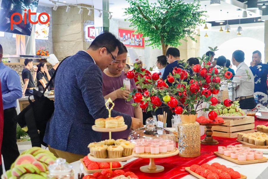 khach-dung-tiec-teabreak-khai-truong-rich's-1 Khách hàng dùng tiệc Tea Break