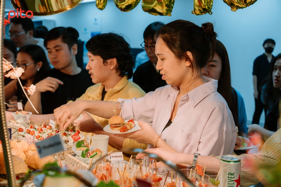 nhan-vien-profectus-thuong-thuc-finger-food Nhân viên thích thú sử dụng tiệc