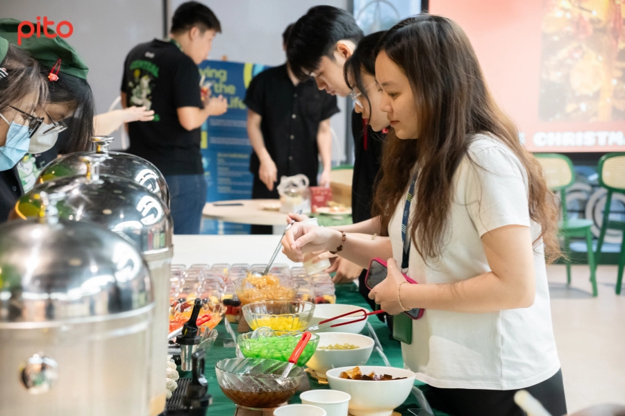 Nhân viên trải nghiệm quầy trà sữa tại văn phòng