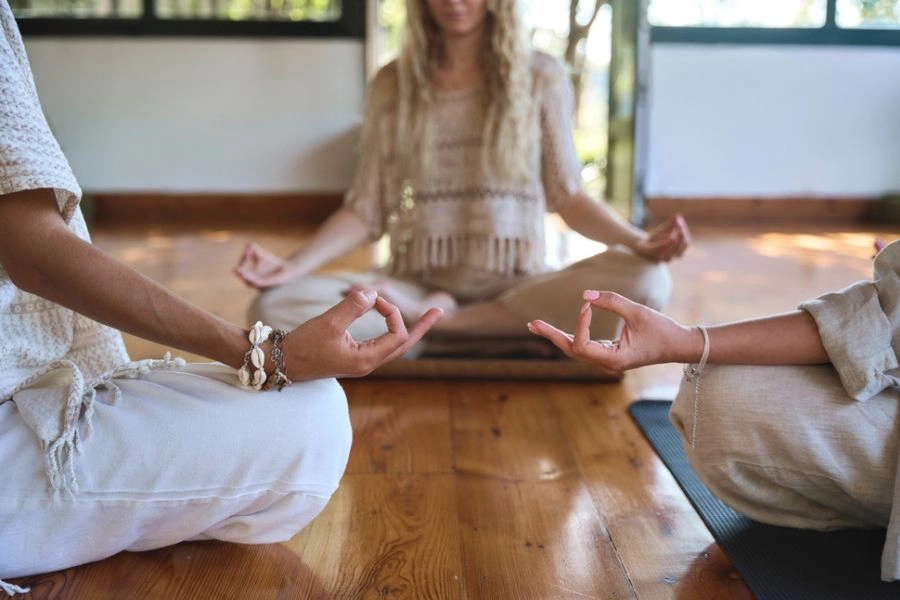 hoat-dong-thien-cho-nhan-vien Hoạt động thiền tại chuyến đi Wellness Retreat