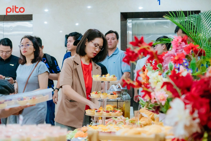 Khách mời thích thú thưởng thức teabreak