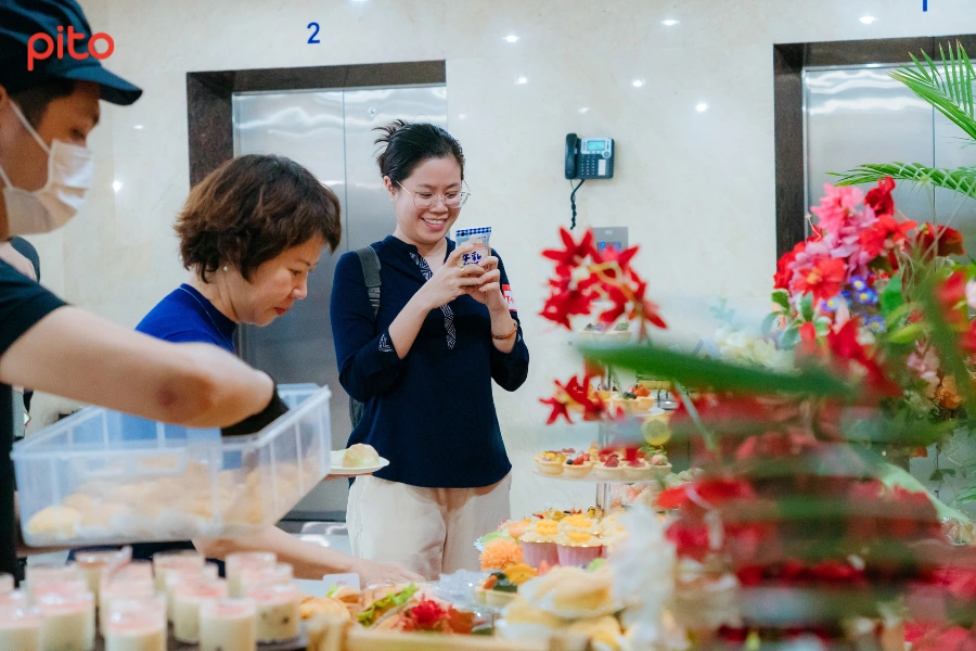 Khách mời hứng thú với bàn tiệc Teabreak