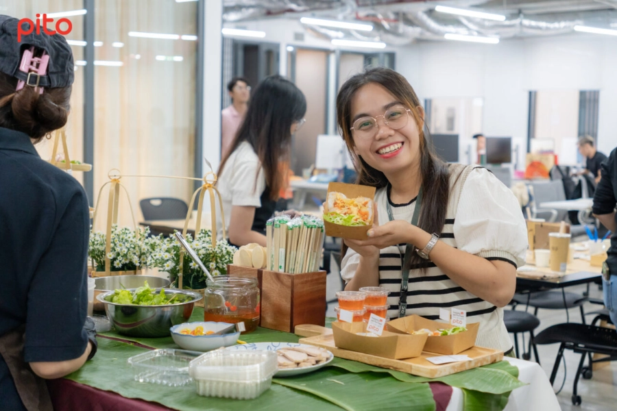 cong-su-thich-thu-voi-banh-hue Cộng sự thích thú với món bánh Huế