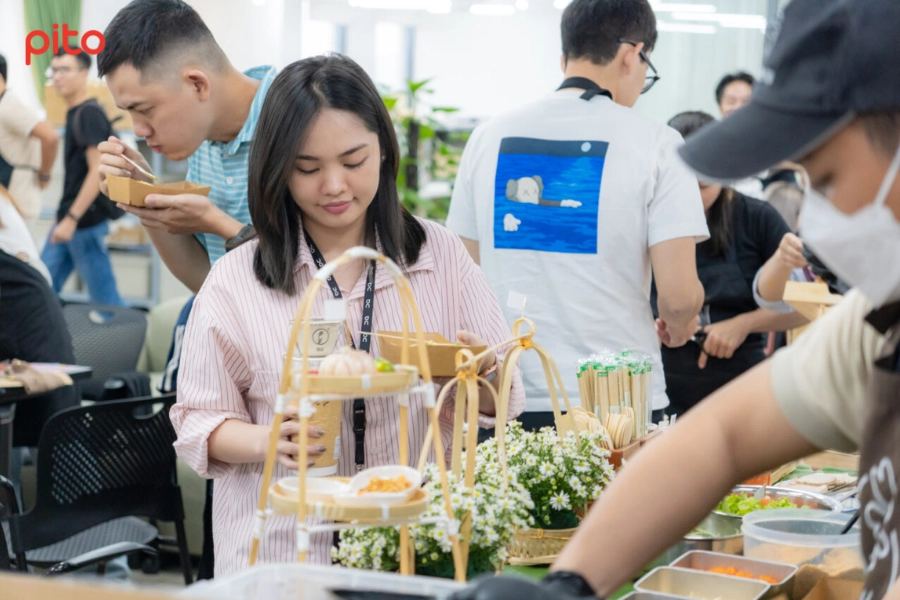 nhan-vien-on-vietnam-thuong-thuc-banh-hue Thưởng thức bánh Huế dịp Trung thu