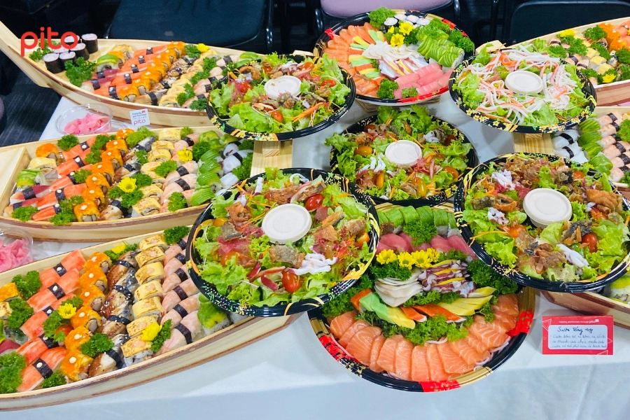 Bàn tiệc sushi đầy ắp và đẹp mắt tại văn phòng