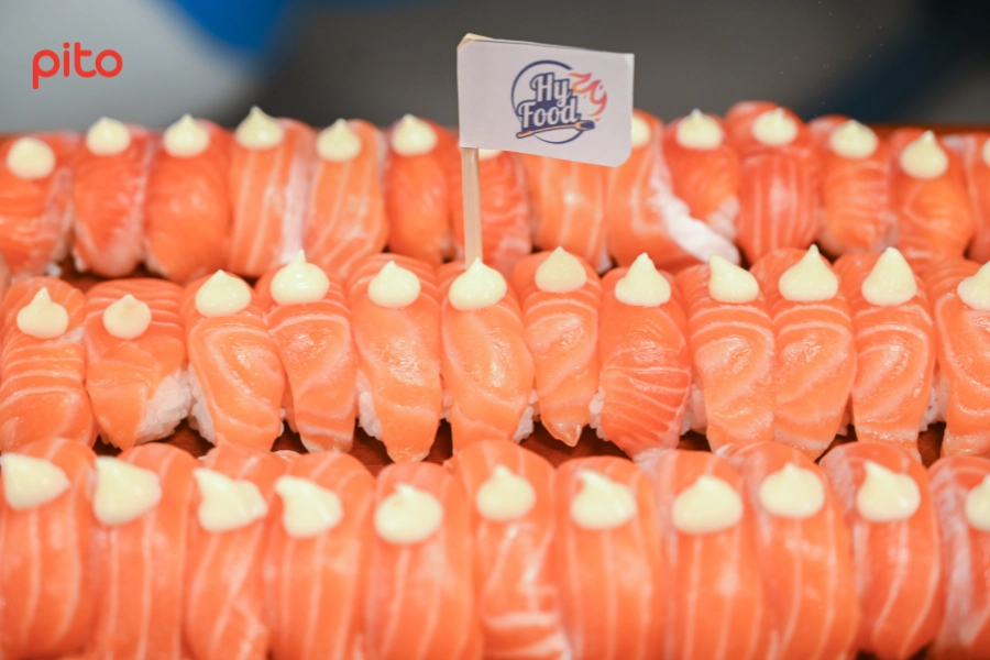 Miếng cá hồi tươi rói và thơm béo trong tiệc sushi