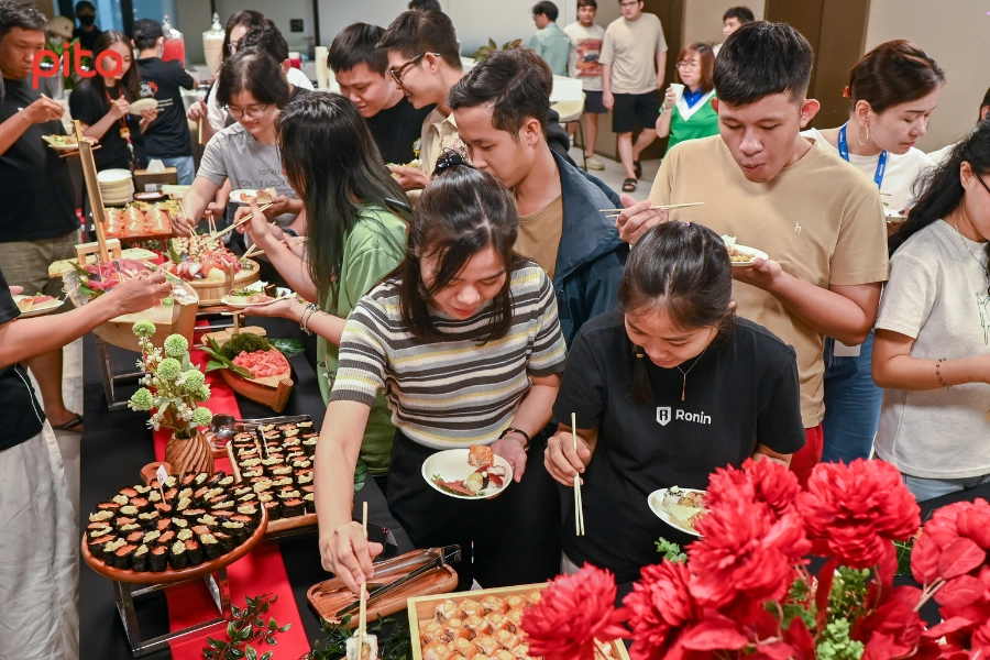 Chuẩn bị đầy đủ dụng cụ ăn tiệc sushi