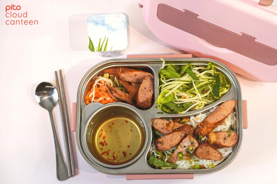 Tự mang cơm đi làm