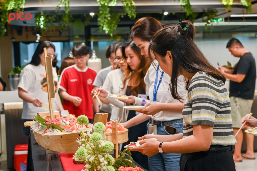 Thưởng thức sushi tại văn phòng