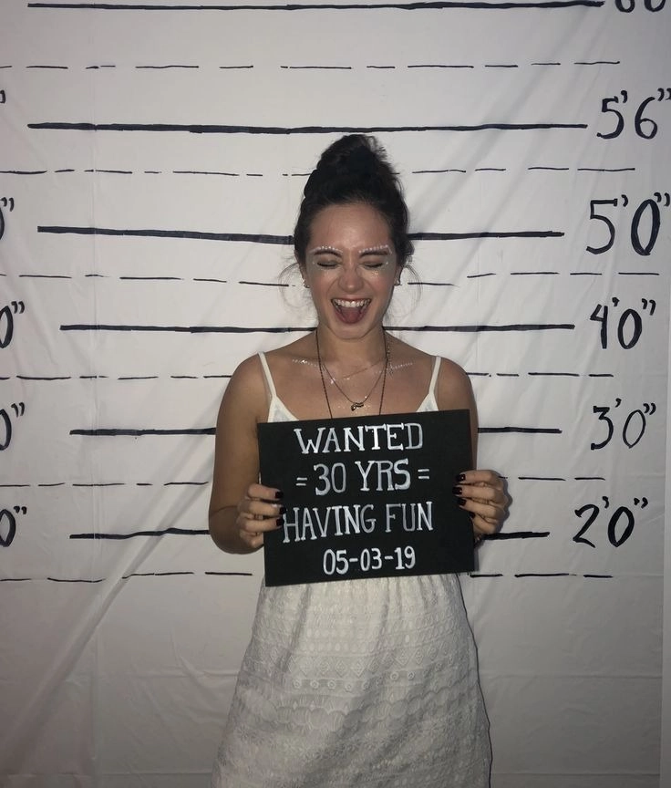 Chụp ảnh halloween với Photobooth Mugshot 