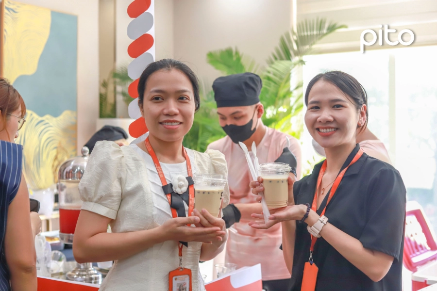 Chị em hào hứng với trà sữa do các anh 6 múi pha chế