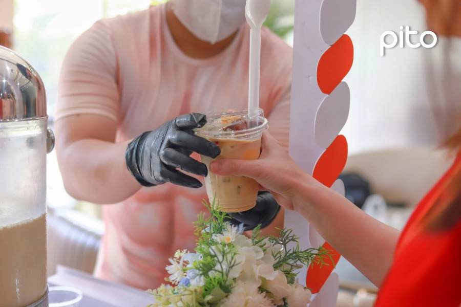 Ly trà sữa thơm ngon được phục vụ tận tay