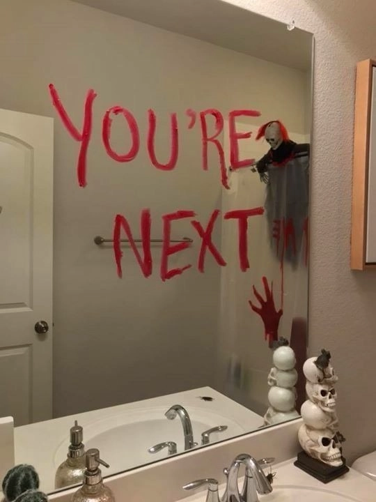 Ý tưởng Bloody Mirror tại văn phòng