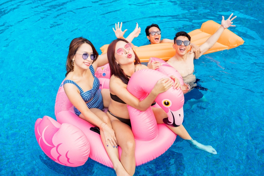 Tiec-hoi-boi Tiệc hồ bơi