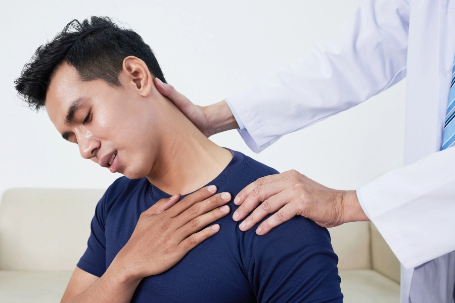 kham-co-vai-gay Đau cổ vai gáy ở dân văn phòng