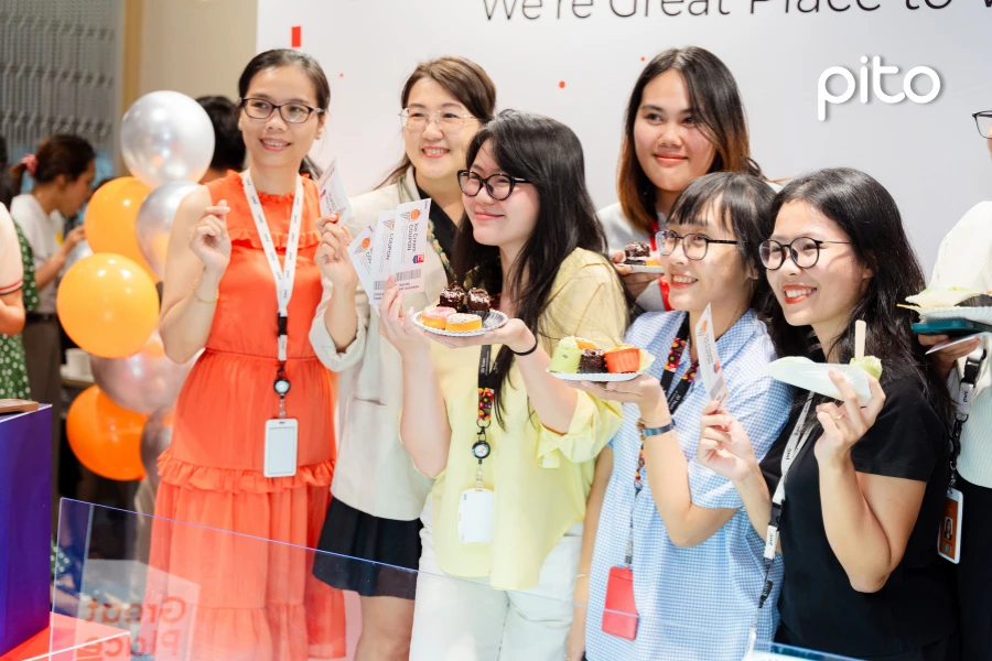 cong-su-pwc-dung-tiec Cộng sự pwc